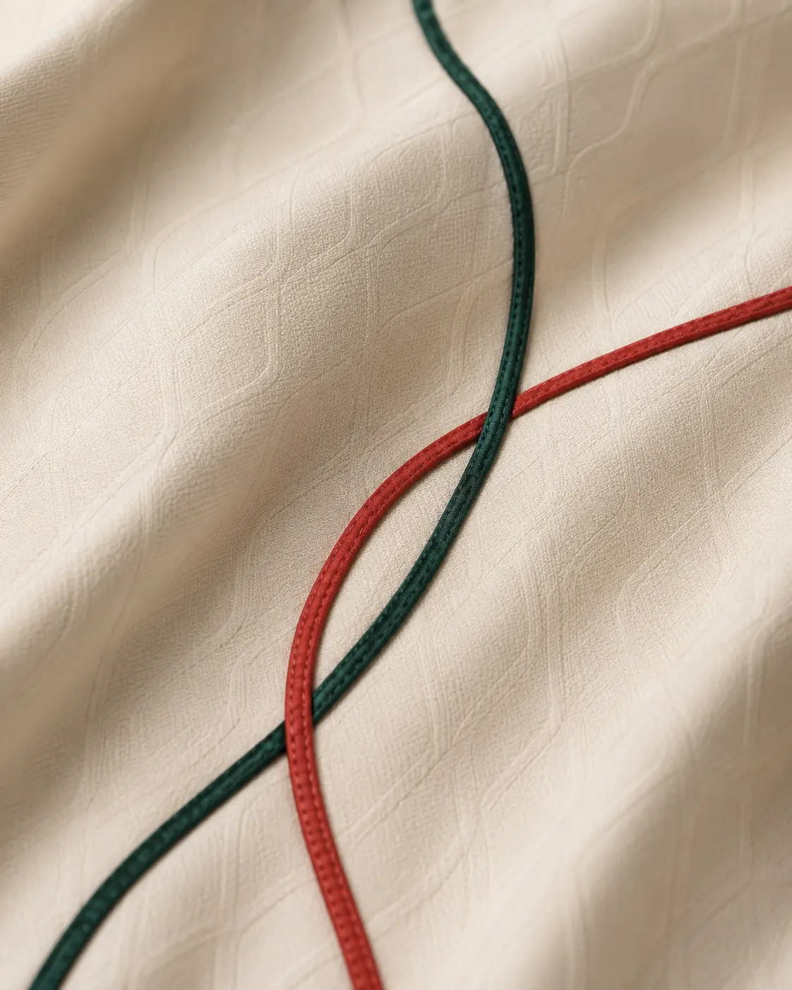 Détail macro des fils rouge et vert sur jacquard écru — DZIRI