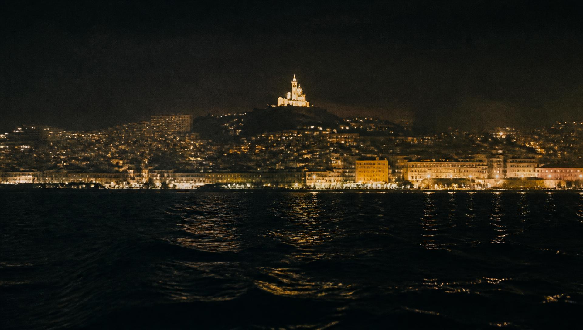 La baie d'Alger de nuit, vue depuis la mer — collection Hiver 2027 DZIRI